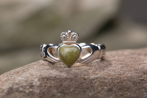 Ladies Connemara Marble Claddagh Ring -  solvar